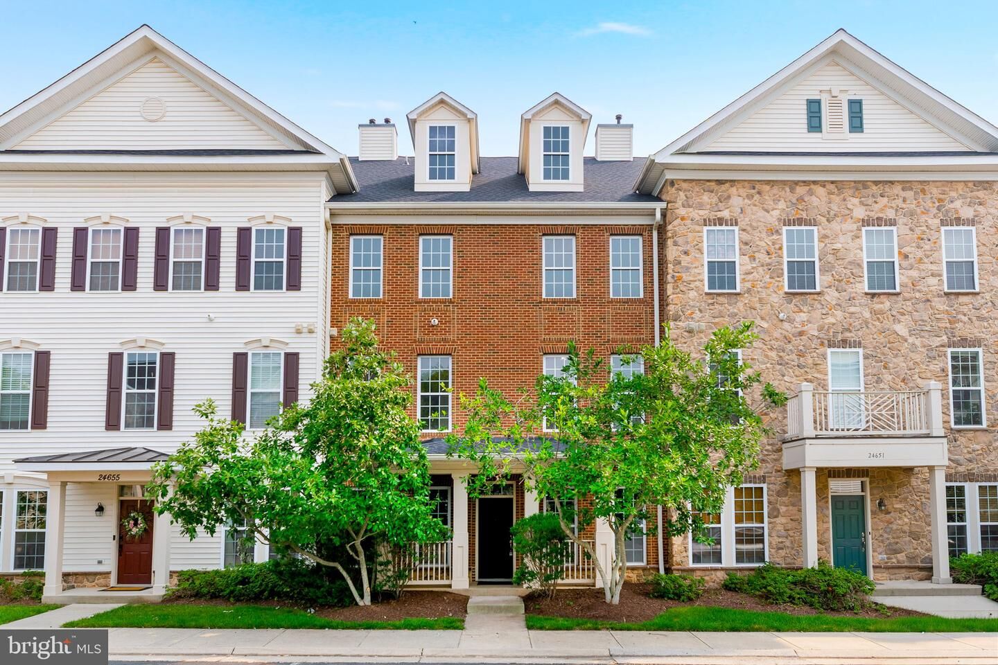 Property Photo: 24653 Rosebay Terrace VA 20105