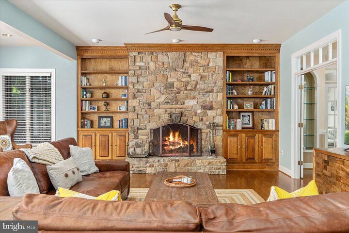 Property Photo: 6595 Chesapeake Place VA 20187