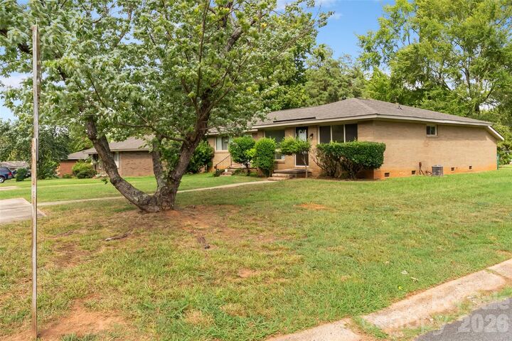 Property Photo:  4900 Malibu Drive  NC 28215 