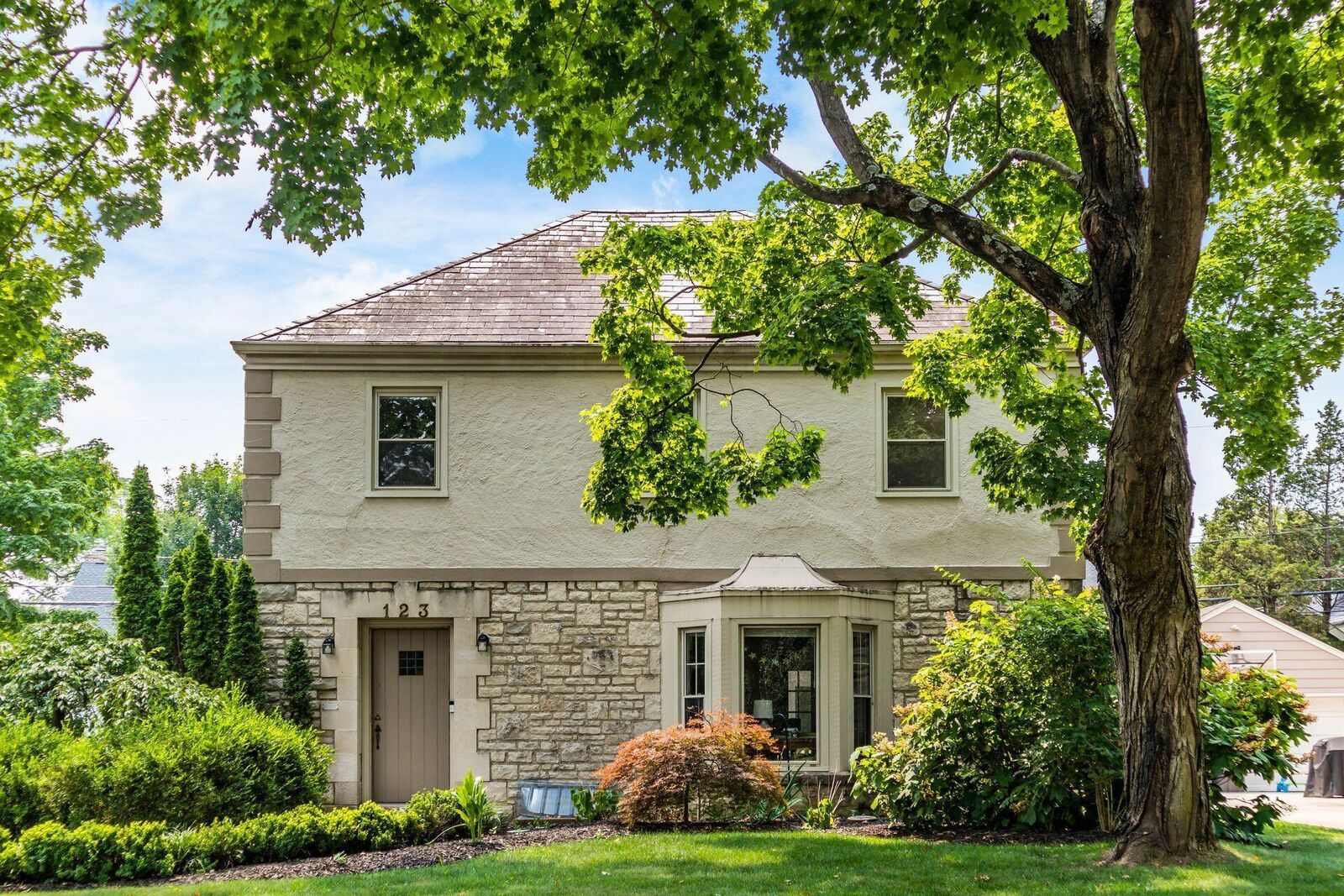 Property Photo: 123 S Roosevelt Avenue OH 43209