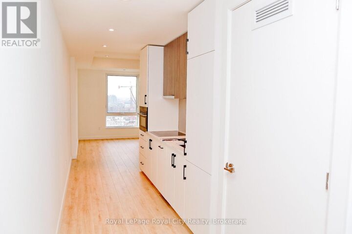Property Photo:  741 King Street West 1204  ON N2G 0E9 