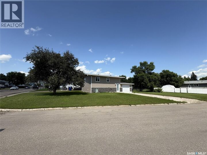Property Photo: 27 Calvert Crescent SK S0K 2M0