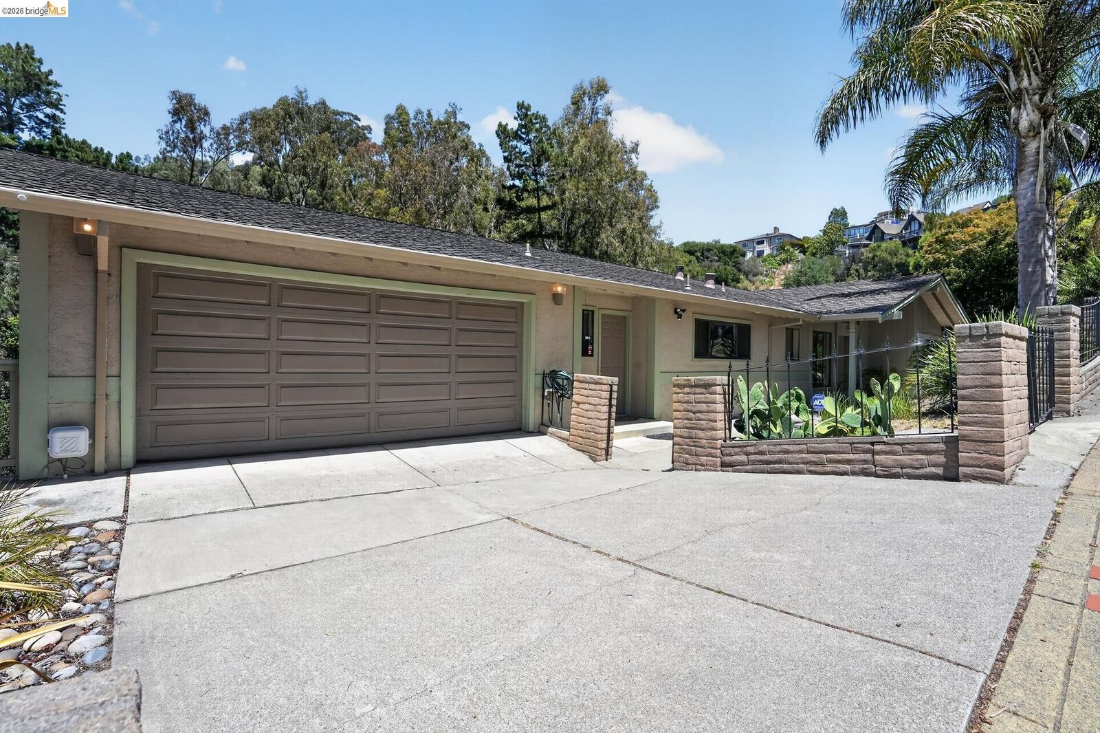 Property Photo: 525 Hampton Ave CA 94611