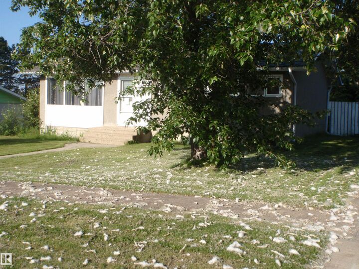Property Photo: 5424 Willock Crescent AB T0G 2C0