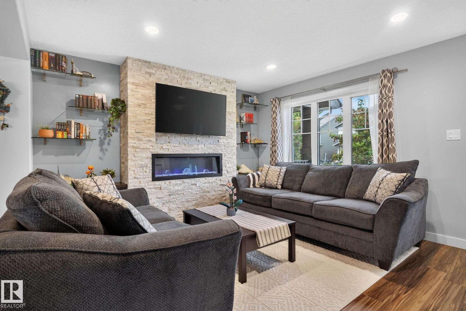 Property Photo:  319 Desrochers Boulevard SW  AB T6W 3J1 