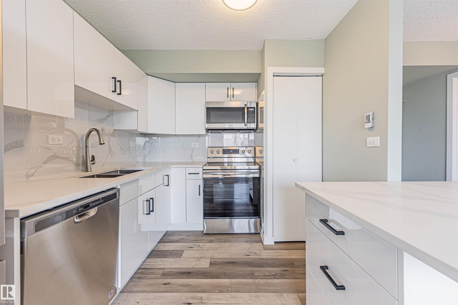 Property Photo: 10150 117 Street NW 1705 AB T5K 2J2