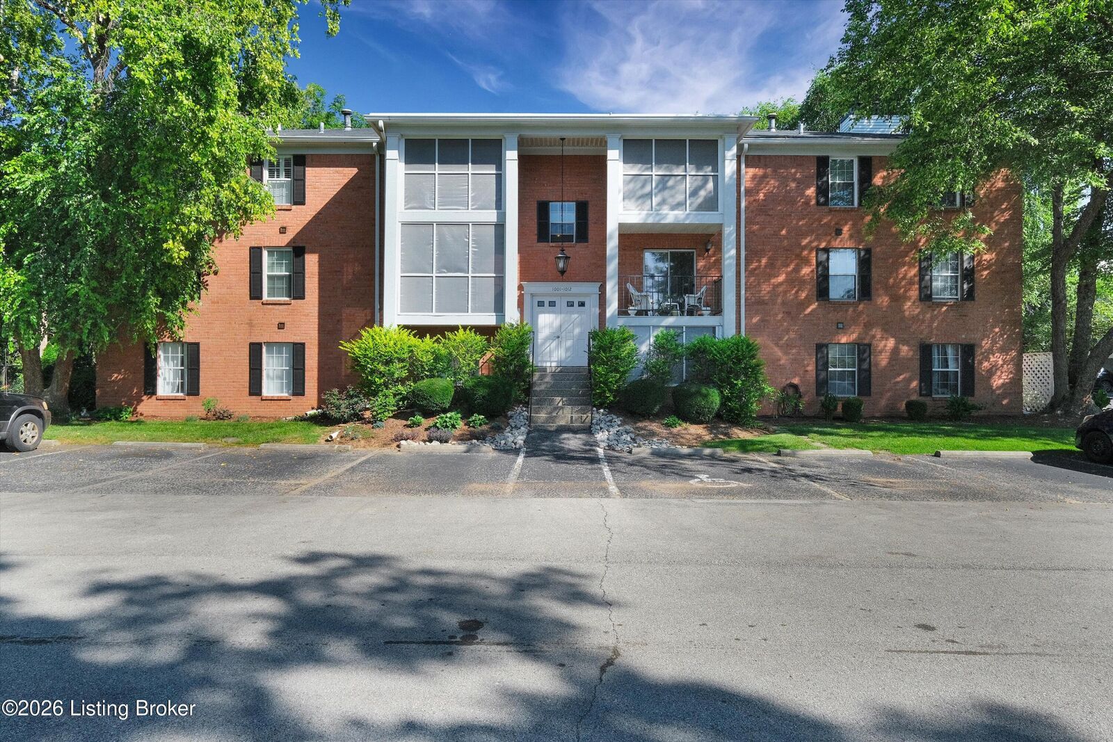 Property Photo:  1002 Donard Park Ave  KY 40218 