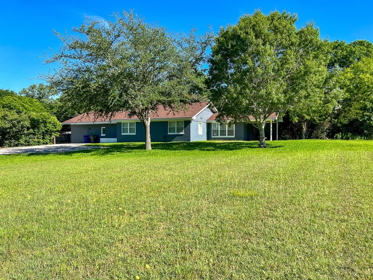 Property Photo: 516 Roundabout Road TX 77340