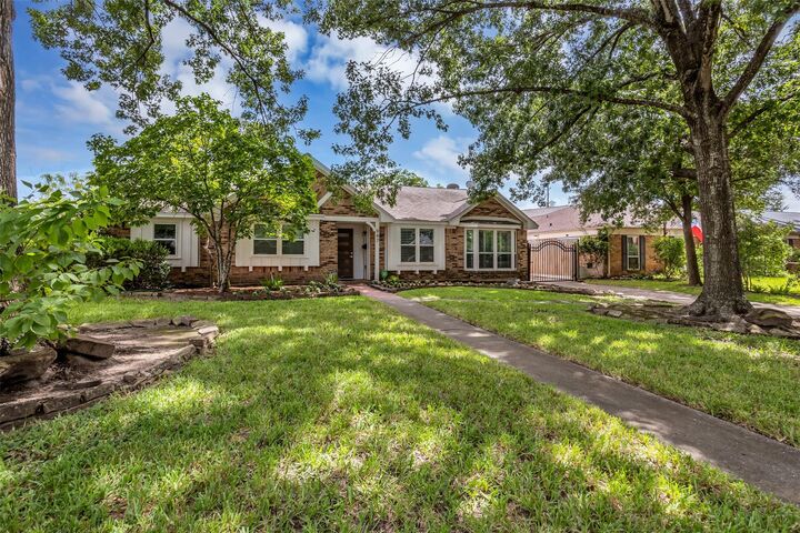Property Photo: 947 Thornton Road TX 77018