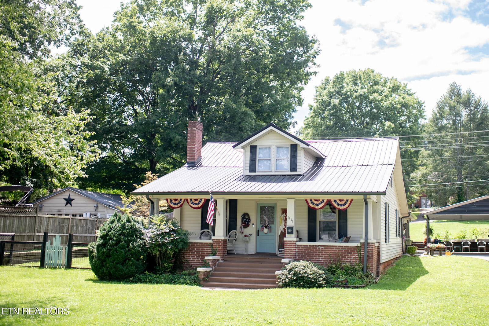 Property Photo: 1311 N Main St TN 37874