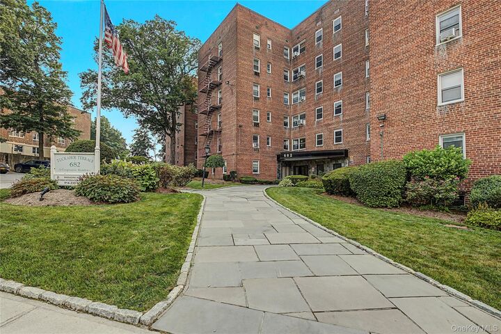 Property Photo:  682 Tuckahoe Road 5K  NY 10710 