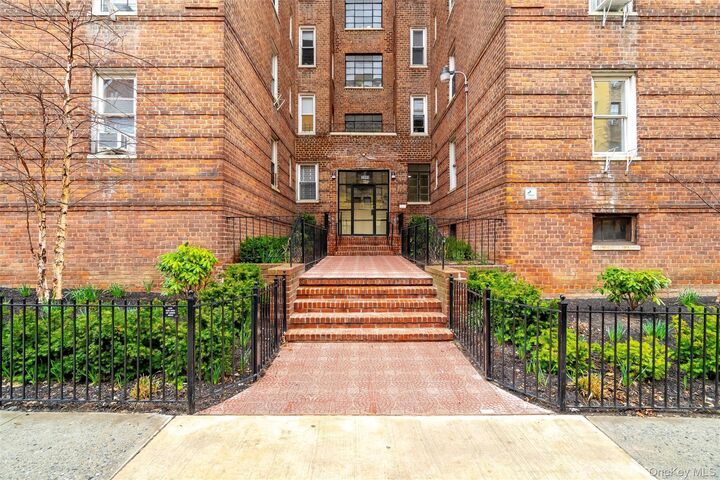 Property Photo:  2080 Barnes Avenue 4A  NY 10462 