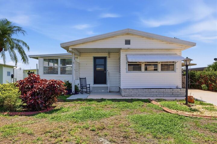 Property Photo: 1208 44th Avenue Drive E FL 34222