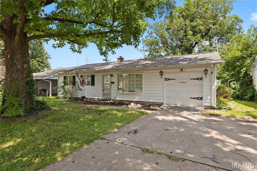 Property Photo: 114 Saint James Lane IL 62206