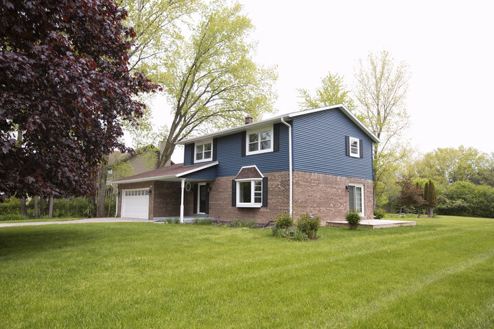 Property Photo: 10234 N La Cresta Dr WI 53092