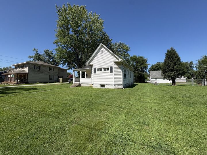 Property Photo:  1100 N Van Buren Street  IL 62959 