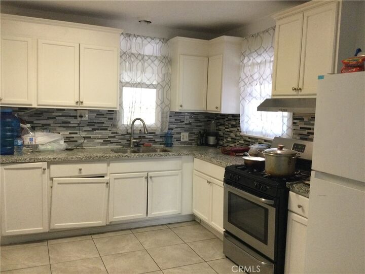 Property Photo: 332 W 11th CA 92570