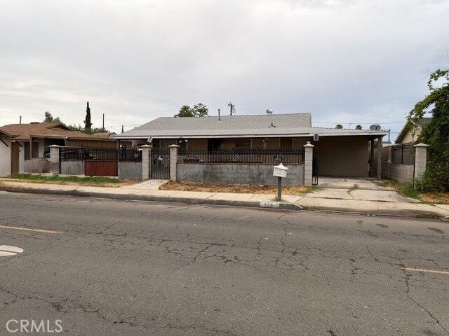 Property Photo: 332 W 11th CA 92570