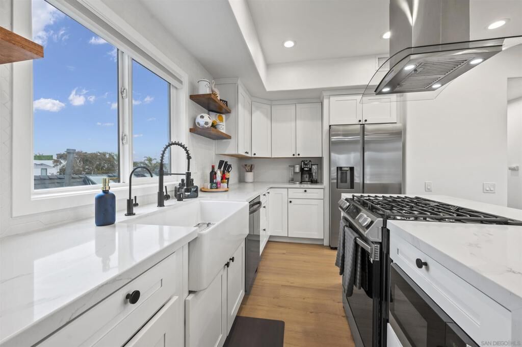 Property Photo: 727 Ostend CA 92109