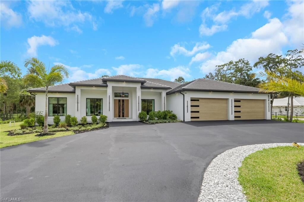 Property Photo: 634 19th St SW FL 34117
