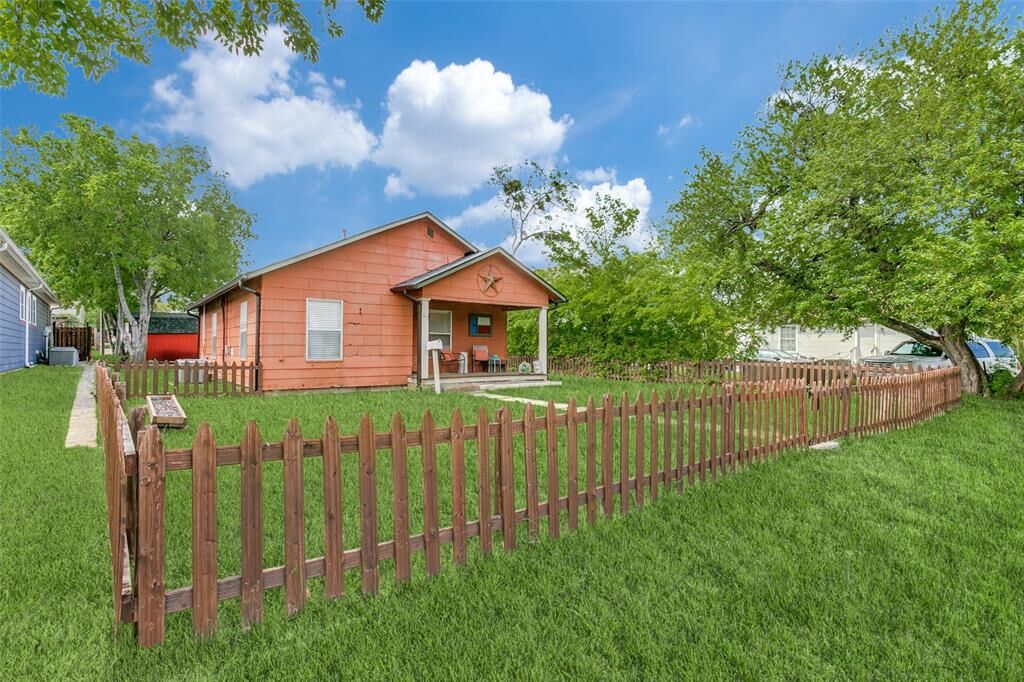 Property Photo: 612 E Wall Street TX 76051
