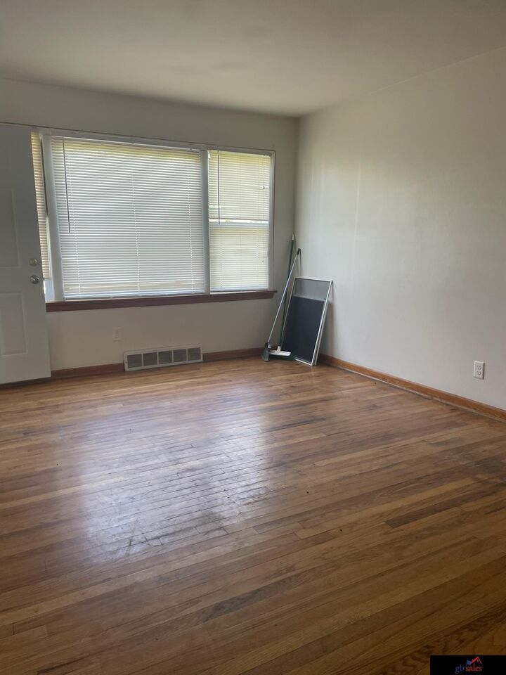 Property Photo:  4410 N 52 Street  NE 68104-0000 