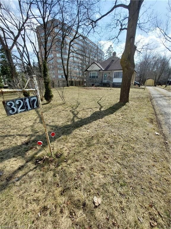 3211 King Street E — photo 1