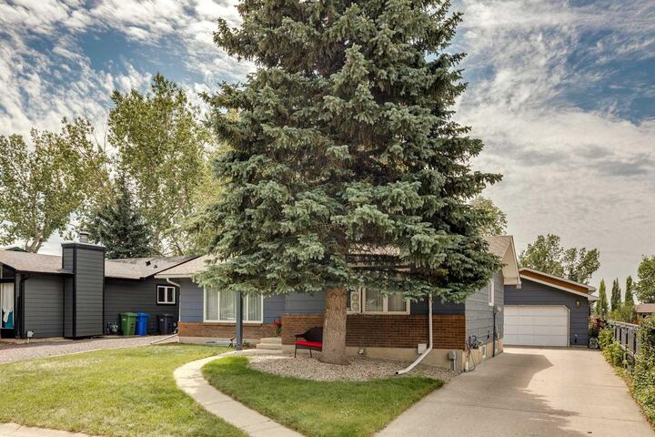 Property Photo:  102 Thorson Crescent  AB T1S 1C8 