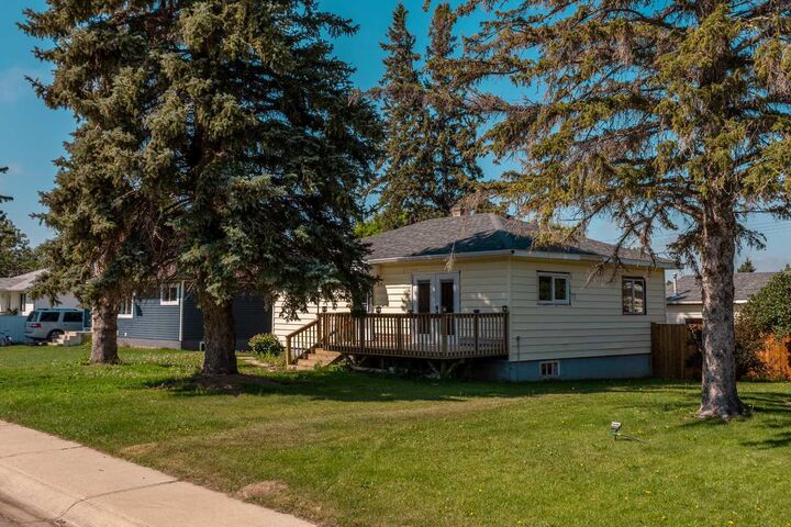 Property Photo:  211 9 St N  AB T0K 2K0 