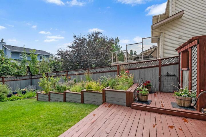 Property Photo: 112 Hawkford Crescent NW AB T3G 3G4