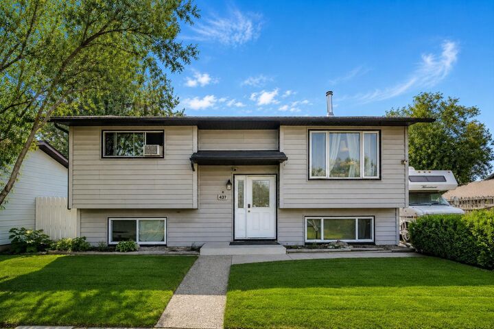 Property Photo: 437 McKinnon Drive AB T0J 0M0