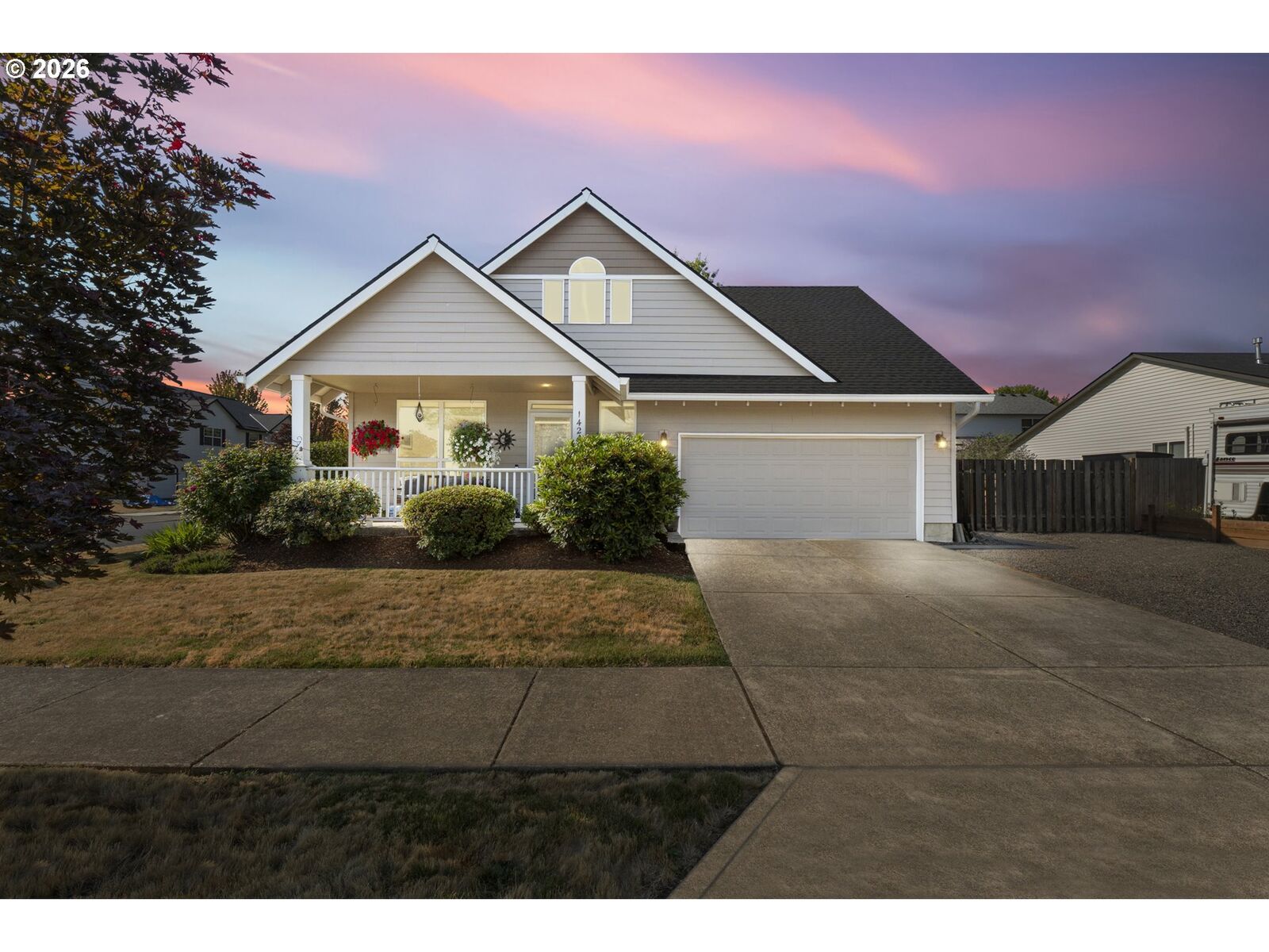 Property Photo: 1424 Alyssum Ave OR 97116
