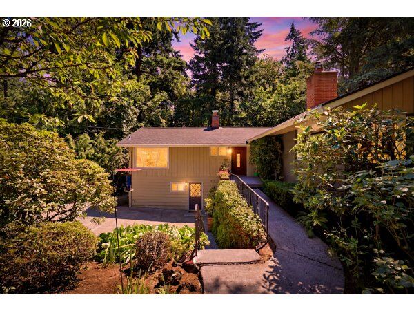 Property Photo: 2210 SW Broadway Dr OR 97201
