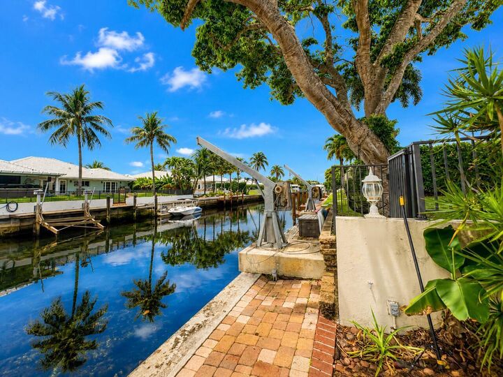 Property Photo: 1111 SW Pepperridge Terrace FL 33486