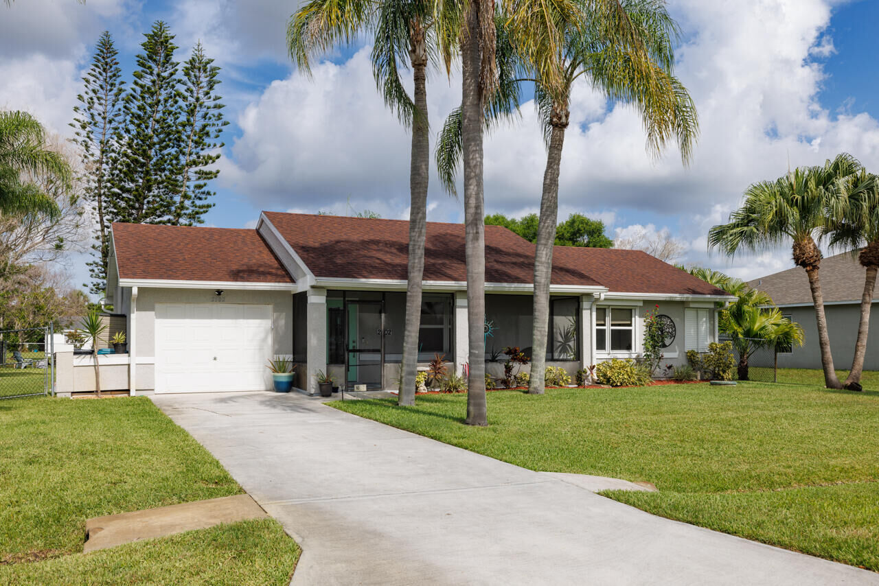 Property Photo:  2502 SE University Terrace  FL 34952 