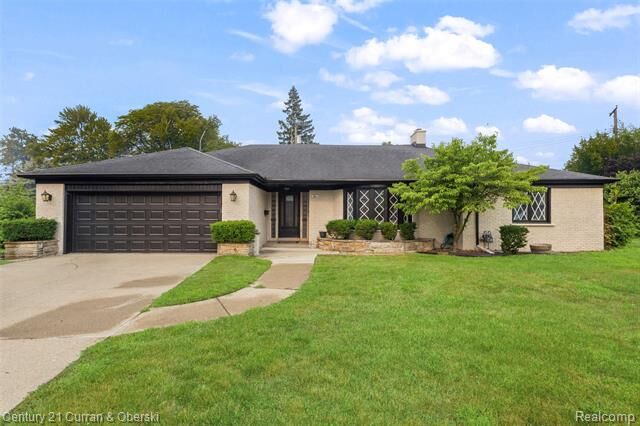 Property Photo:  4 Crescent Court  MI 48124 