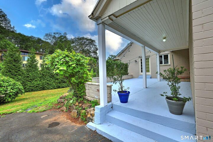 Property Photo:  90 Edgewood Way  CT 06515 