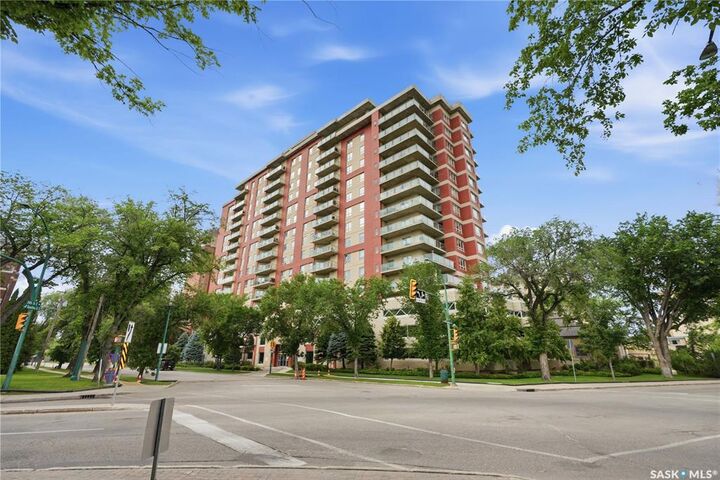 Property Photo:  902 Spadina Crescent E 802  SK S7K 0G8 