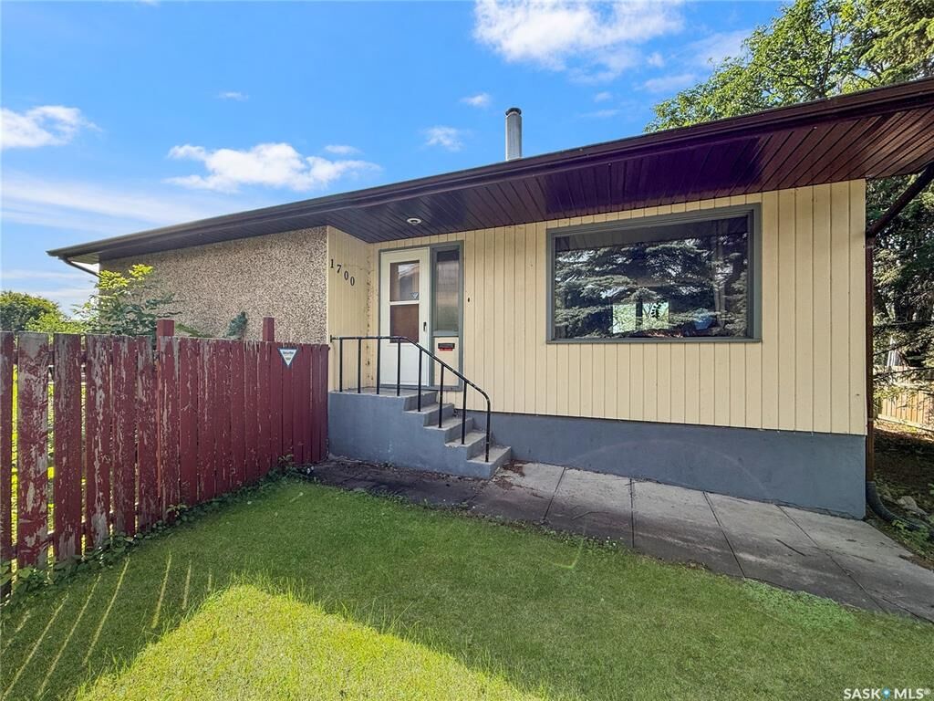 Property Photo:  1700 15th Avenue W  SK S6V 5P3 