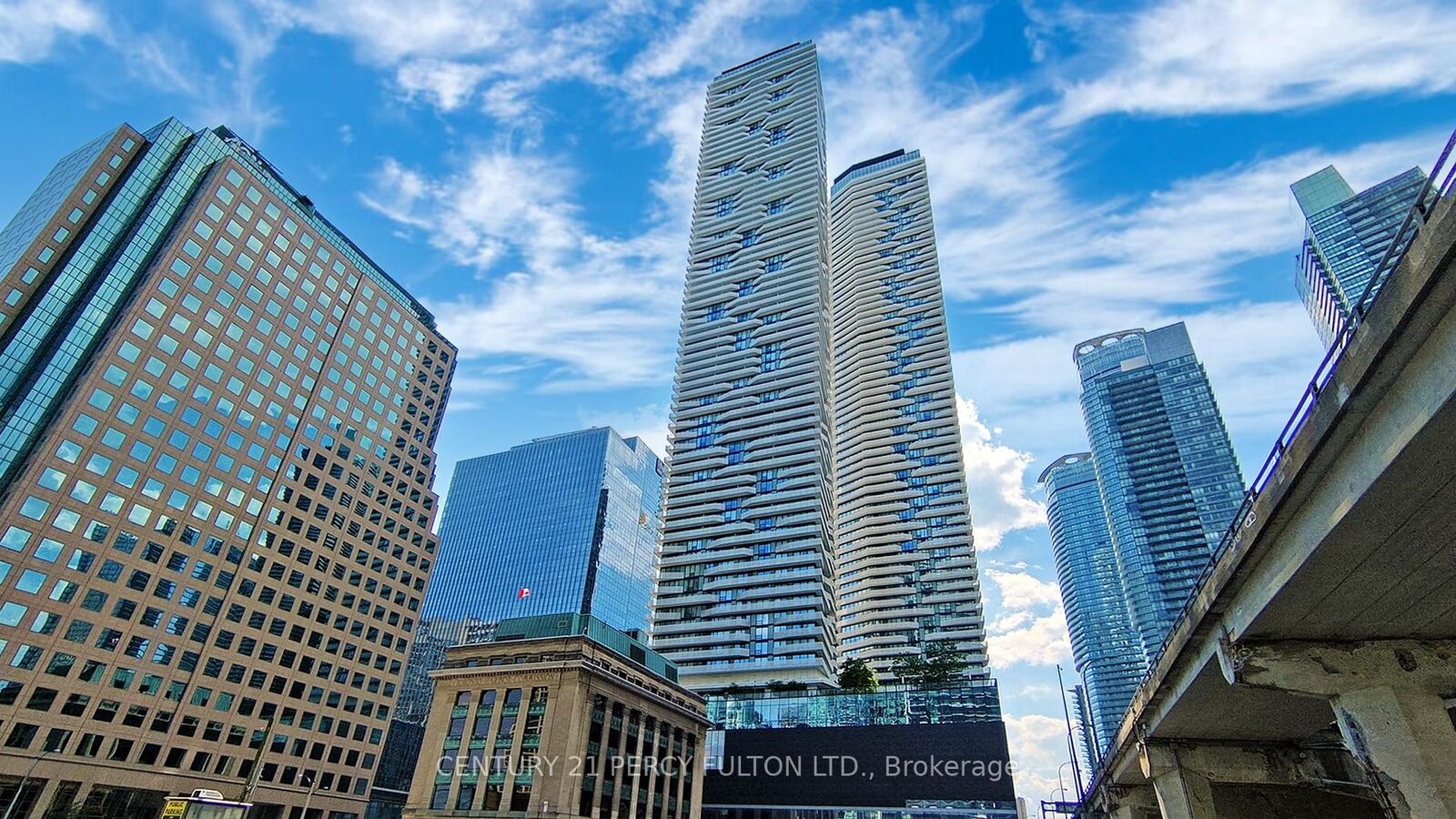 Property Photo:  100 Harbour Street 6901  ON M5J 0B5 