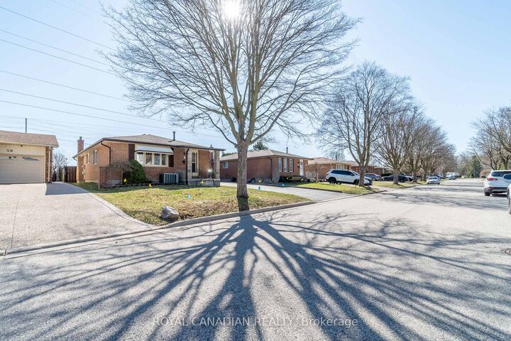 Property Photo:  60 Lysanda Avenue  ON N5Z 4L3 
