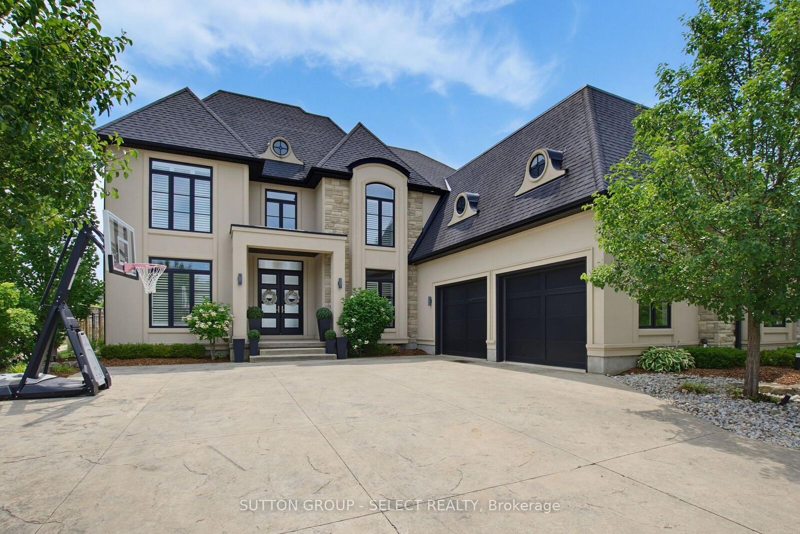 Property Photo: 2303 Waterside Court ON N6G 0L9