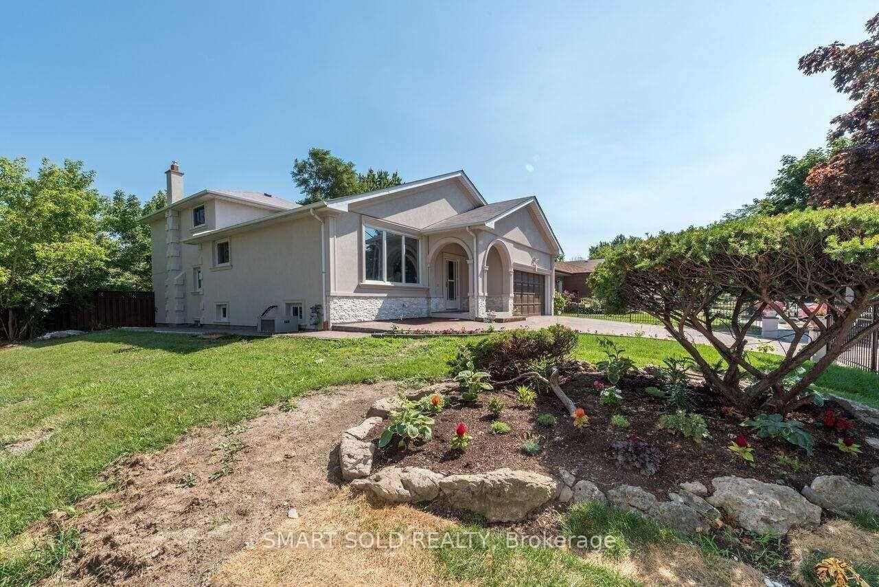 Property Photo: 1116 Pomona Court Main ON L5C 1N2
