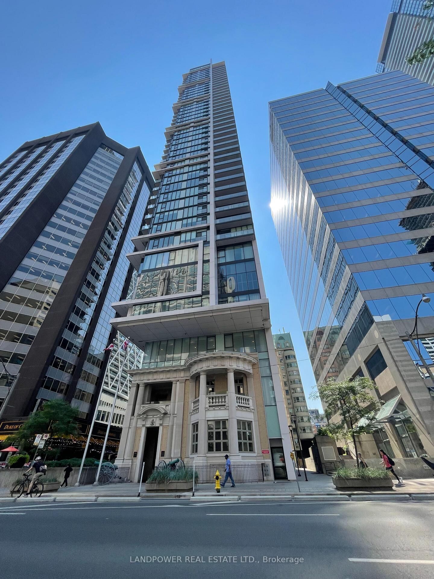 Property Photo: 426 University Avenue 3910 ON M5G 1S9