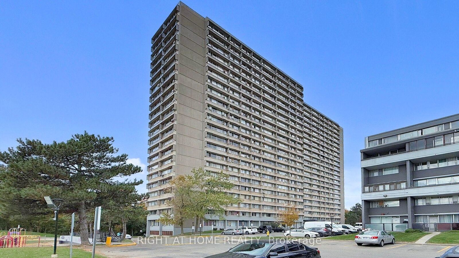 Property Photo: 10 Sunny Glenway 511 ON M3C 2Z3