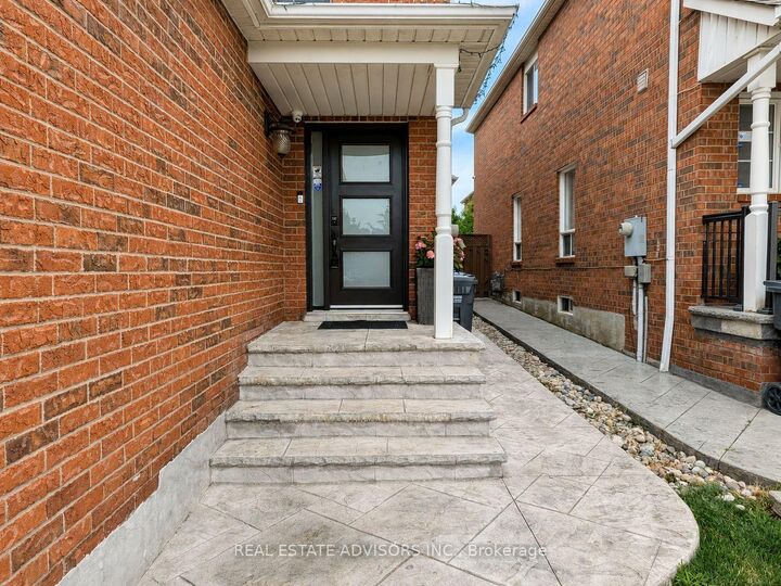 Property Photo: 5215 Marblewood Drive ON L5V 2P1