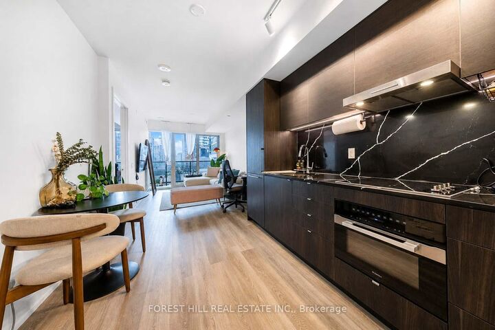 Property Photo: 771 Yonge Street W 601 ON M4W 2G4
