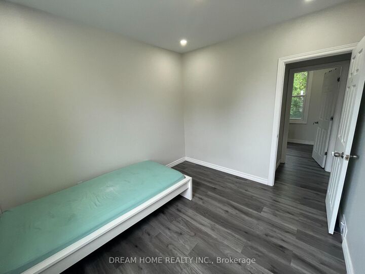 Property Photo: 29 Glasgow Street Room#4 ON M5T 2C1