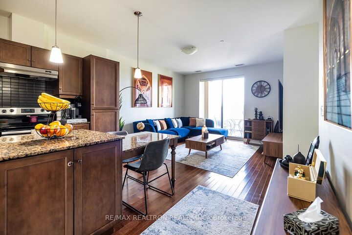 223 Erb Street W 604 — photo 1