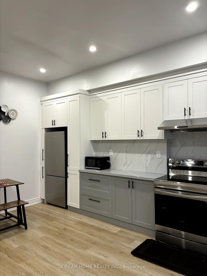 Property Photo: 337 Mutual Street 101 ON M4Y 1X6